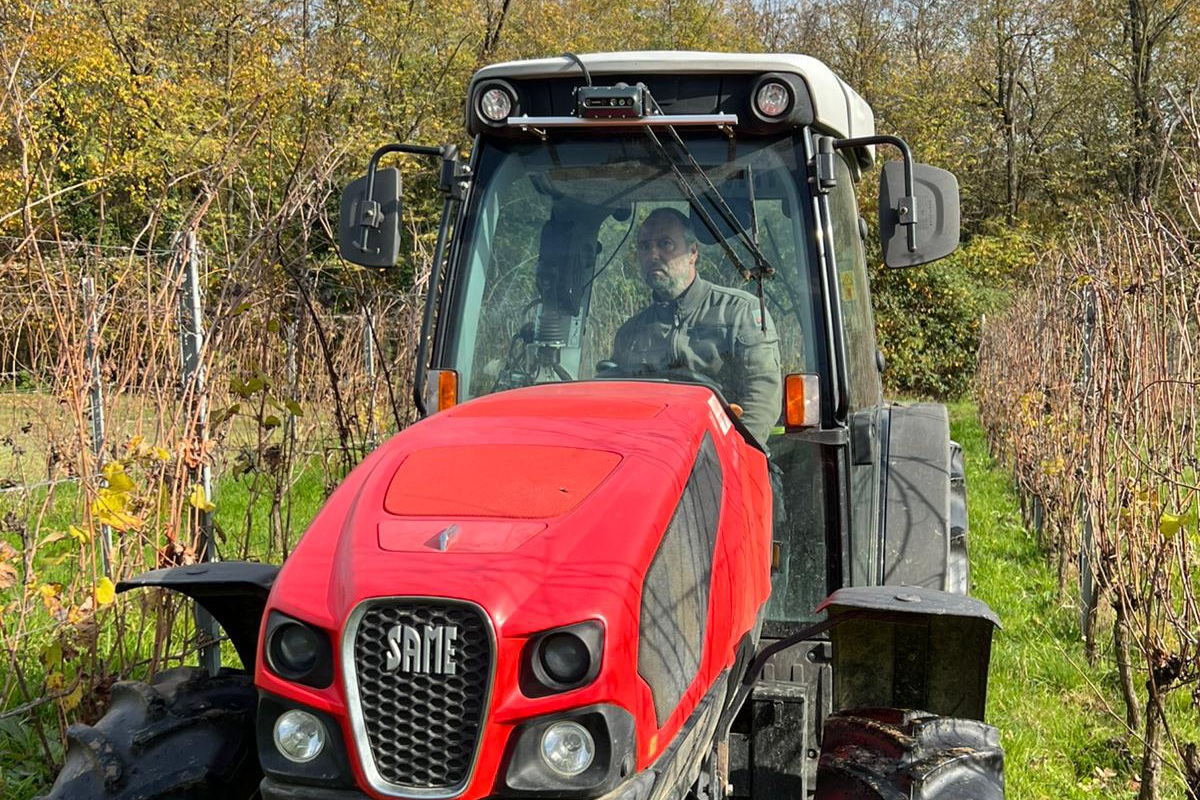 Tra i due fari superiori è ben visibile la telecamera di Cobo
